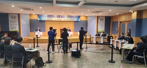 4명의 후보가 출사표를 던진 제33대 치협회장 선거의 첫 번째 정견발표회를 요약하면 ‘산적한 치과계의 현안을 해결할 자신감’과 함께, 현직 회장은 ‘회무의 연속성’을, 다른 후보들은 ‘현 집행부의 무능’을 지적했다.