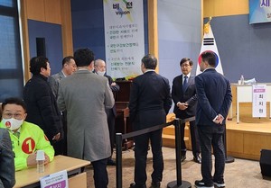 이날 치협 회장단 후보 정견발표회는 시종일간 팽팽한 긴장이 이어졌다.