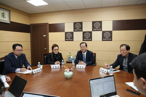 ▲ 대한약사회 총회 의장단은 오는 14일 정기 대의원 총회를 앞두고 적극적으로 토론할 수 있는 환경을 만들겠다고 밝혔다.