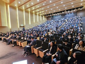 ▲ 약사회 정기 총회에서 약정원과 약사회의 협약 개정을 두고 대의원들과 최광훈 회장이 