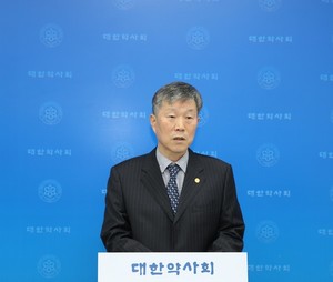 ▲ 대한약사회 박상룡 홍보이사가 의료기관 불법 지원금 관련 약사법 개정안에 대해 설명하고 있다.