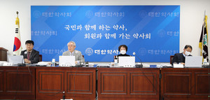 ▲ 대한약사 최광훈 회장이 오는 4월 4일, 대한약사회 감사단(임상규, 조덕원, 좌석훈, 최재원)과 간담회를 추진, 이목이 집중되고 있다.