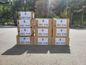 강원도약사회는 강원도청에 이재민을 위한 의약품을 기부했다.
