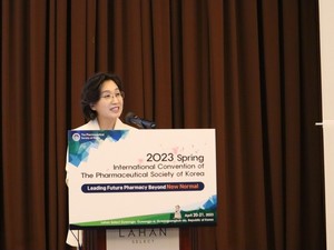 대한약학회 이미옥 회장은 후속 연구자 육성을 위해 협력이 필요함을 강조했다.