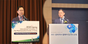 최광훈 회장의 일정을 두고 약사사회 내부에서 비판의 목소리가 나오고 있다.