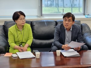 ▲ 식약처 오정원 의약품관리과장(우)는 3일부터 비의도적 불순물에 대해 한시적 허용기준을 도입한다고 발표했다.