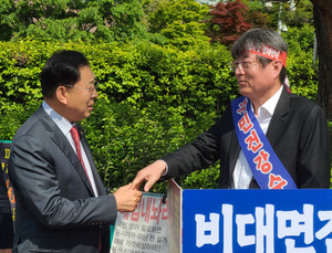 대한약사회 최광훈 회장도 1인 시위 현장을 찾아 지부장들의 투쟁을 지지한다고 밝혔다.