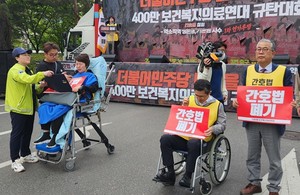 ▲ 이날 규탄대회에 간신히 참석한 곽지연 회장은 국민들에게 드리는 호소문을 통해 "한국판 카스트제도인 간호조무사 학력제한이 폐지될 때까지 목숨 건 단식을 중단하지 않겠다"고 선언했다.