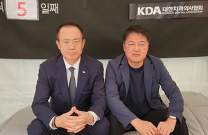 ▲ 박태근 회장(좌)과 강충규 부회장.