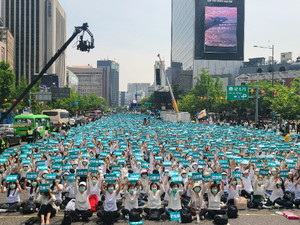 5월 12일 국제 간호사의 날을 기념하는 축하 한마당 행사가 전국에서 10만여 명이 운집한 가운데 성대하게 막을 올렸다.