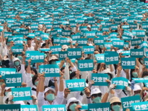정부와 여당이 국회를 통과한 간호법 제정안에 재의요구권(거부권)을 건의하기로 방침을 세운 가운데 대한간호협회는 단죄를 선언했다.