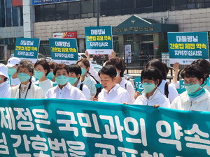 간호계에서는 즉각적인 단체 행동을 예고했다. 국민 건강을 위협할 수있는 집단 파업은 자제하되 준법 투쟁을 통해 의료법 규정 이외의 업무 지시는 거부하고, 병원 총선기획단을 꾸려 정치적 책임을 묻겠다는 것.