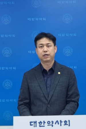 ▲ 민필기 약국이사가 품절 약 수급 관련 설문조사 결과를 발표하고 있다.