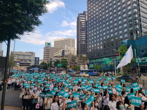 광화문 일대에서 대규모 집회를 마무리한 간협은 동화면세점부터 서울역까지 가두행진을 진행하며 복지부와 국민의힘을 규탄하고 총선 심판의 의지를 다졌다.