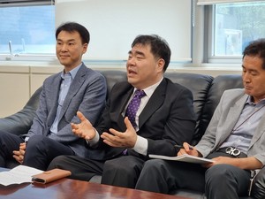 식약처 의료기기국 채규한 국장(가운데)은 규제혁신과 디지털 전환 속 의료기기 정책의 방향성을 설명했다.