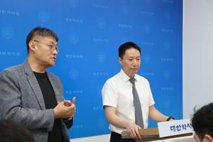 ▲ 대한약사회 조은구 이사(우)와 약학정보원 안상호 부원장이 공적처방전달시스템 진행 상황을 설명하고 있다.
