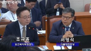 서영석 의원(오른쪽)이 조규홍 장관에게 간호법 재입법에 대한 입장을 묻고 있다.