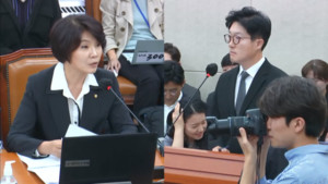 더불어민주당 한정애 의원(왼쪽)이  똑닥 고승윤 대표에게 질의하고 있다.