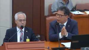 대한약사회 김대원 부회장(왼쪽)이 12일, 보건복지부 국정감사에 참고인으로 출석해 더불어민주당 서영석 의원의 질의에 답변하고 있다.