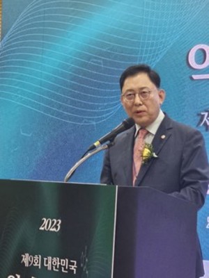 ▲ 최광훈 회장은 개회사를 통해 이번 학술대회가 국민에게 봉사할 방법을 찾는 계기가 되길 바란다는 마음을 전했다.