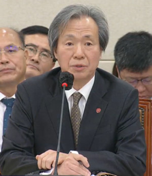정기석 건보공단 이사장이 "의원실 강요에 의해 자료를 제출했다"고 발언해 논란이 됐다.