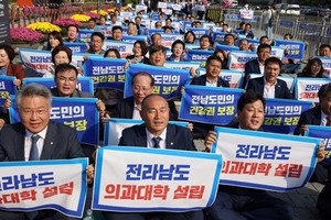 ▲ 김원이 의원이 ‘전남지역에 국립의대를 신설해야 한다’면서 18일 용산 대통령실 앞에서 삭발을 감행했다.