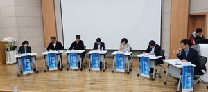 서울대학교 간호과학연구소는 19일 ’간호정책의 쟁점과 대안: 간호사당 적정 환자수와 간호간병통합서비스‘를 주제로 국내학술대회를 개최했다.