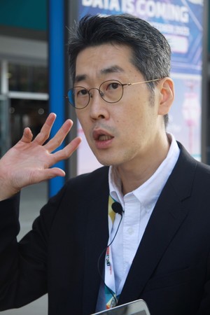 LAZARUS 연구를 통해 렉라자의 뇌연수막 전이 억제 가능성을 제시한 서울대학교병원 김범석 교수가 연구의 배경과 의의를 설명하고 있다.