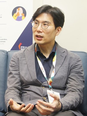 박인근 교수는 EV-302/KEYNOTE-A39가 거의 30년 만에 전이성 요로상피암 1차 치료에서 표준요법을 넘어섰을 뿐 아니라 생존기간을 거의 두 배 가까이 연장했으며, 특히 요로상피암 환자의 절반 정도를 차지하는 시스플라틴 부적격 환자에서도 일관된 이득을 보였다고 의미를 부여했다.