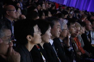 유한양행 관계자들이 조병철 교수의 발표를 경청하고 있다.