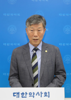 대한약사회 박상룡 홍보이사는 약학정보원을 통해 약국 서비스 플랫폼 개발에 착수했다고 밝혔다.