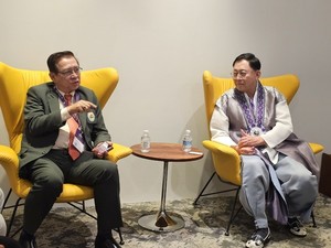 대한약사회 최광훈 회장(오른쪽)이 태국약사회 송삭 전 부회장(왼쪽)을 만났다.