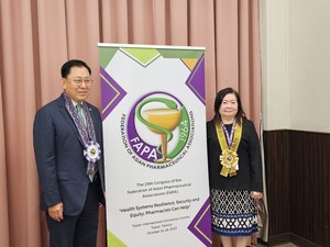 ▲ 대한약사회 최광훈 회장(왼쪽)이 FAPA Yolanda R. Robels 회장을 만나 FAPA 한국 총회 준비와 관련된 논의를 진행했다.