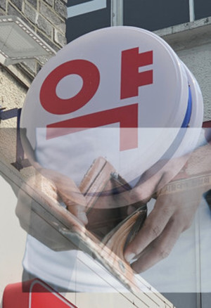 지역화폐 예산 감액을 두고 정쟁이 이어지는 가운데, 지역 약사들은 안타깝다는 반응을 보였다.