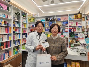 ▲ 서초구약사회 강미선 회장(오른쪽)가 회원약국을 찾아 약사회관 신축기념 이사떡을 돌렸다.