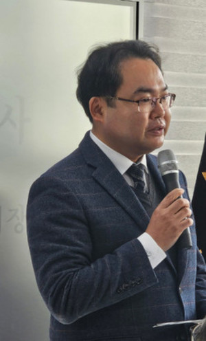 김위학 중랑구약사회장은 신축회관 개관 과정을 설명하며 신뢰와 협력의 중요성을 강조했다.