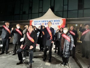 의협 범대위가 최대집 투쟁위원장의 삭발식을 시작으로 철야 시위에 돌입했다.