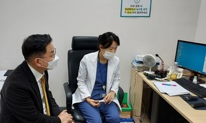 ▲ 아주대병원 소아응급실 이지숙 교수와 면담을 진행 중인 변성윤 회장(왼쪽).