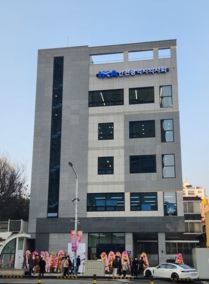 인천시의사회는 9일 인천시의사회관 준공기념식 및 이광래 회장 사진전을 진행했다.