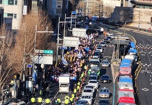 ▲ 총궐기대회에 참석한 의사 회원들은 광화문에서 서울역까지 가두행진을 진행했다.