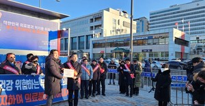 ▲ 이필수 위원장을 포함한 범대위 위원들과 의료계 인사들은 용산 대통령 집무실에서 ‘윤석열 대통령에게 드리는 글’을 낭독하며 총궐기대회를 마무리했다.
