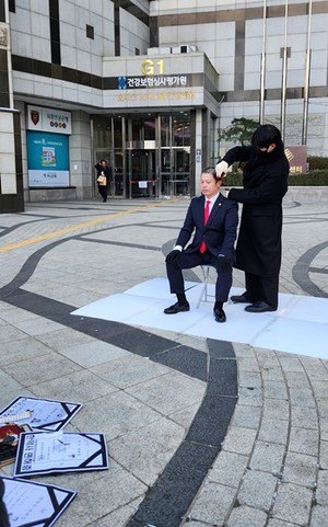 임채윤 회장이 삭발을 하고 있다.