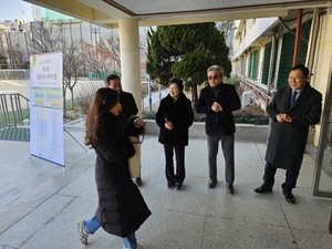 병원약사회 김정태 회장과 대한약사회 최광훈 회장 등 약사사회 주요 인사들이 전문약사 시험장을 찾아 응시생들을 격려했다.