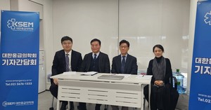 ▲ 대한응급의학회는 8일 기자간담회를 개최했다. (왼쪽부터) 송명제 총무이사, 이경원 공보이사, 김인병 이사장, 김수진 수련이사.