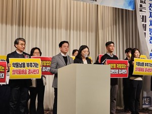 ▲ 강남구약 상임이사들은 결의문을 낭독하며 성분명 처방과 비대면 진료 시범사업 중단을 요구했다.