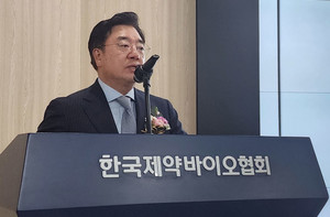  한국제약협동조합 조용준 이사장이 창립 60주년을 맞이한 올해를 새로운 100년을 향한 첫걸음으로 선언, 대대적인 변화를 예고했다.