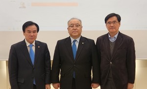 (왼쪽부터)이광래 회장, 박철원 당선인, 송태진 의장.