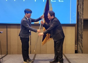 ▲ 정재원 회장(왼쪽)이 임민식 신임 회장에게 회기를 전달하고 있다.