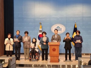 ▲ 야당 소속 보건복지위 위원들은 지역의사제법과 공공의대법 통과를 촉구하는 기자회견을 열었다.