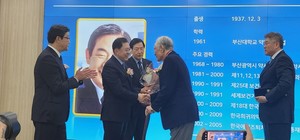 정기총회 기념 시상식에서 한국제약바이오협회와 대한약사회, 한국의약품유통협회 등 3개 단체는 김정수 전 한국제약협회장에게 제5회 약업대상을 수여했다.